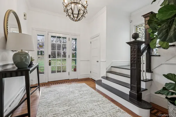 a view of entryway with a workspace