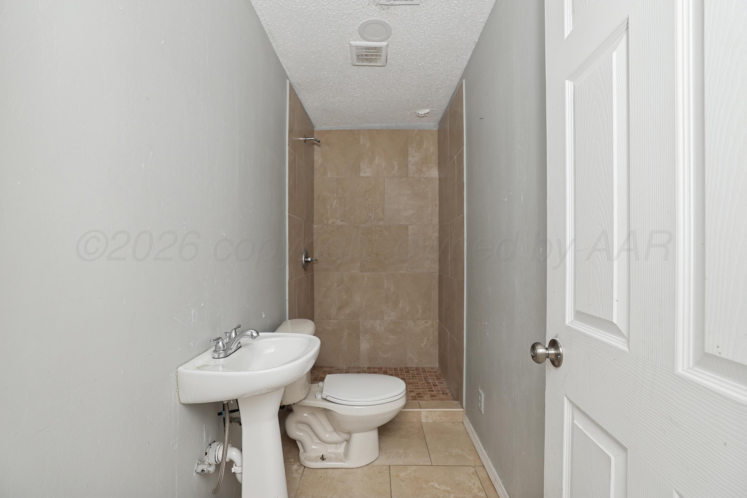 730 North Johnson Street Amarillo, TX 79107 - Photo 20 of 27 a bathroom with a sink toilet and shower