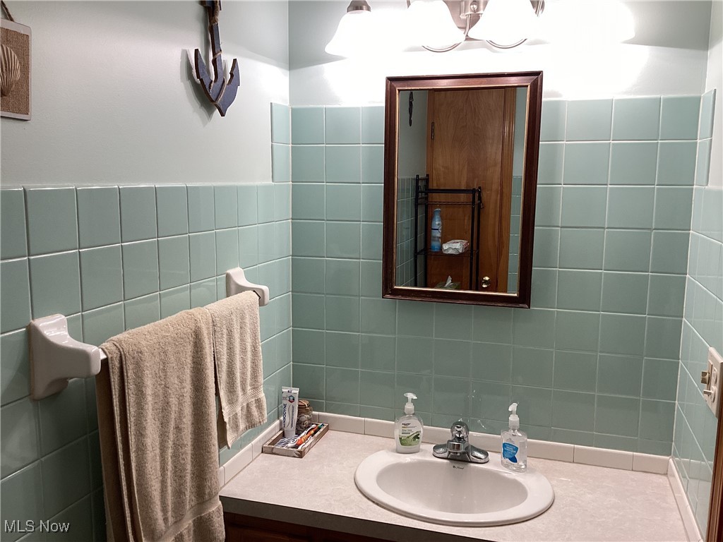 3714 Huffman Road Medina, OH 44256 - Photo 34 of 42 Half bath main floor