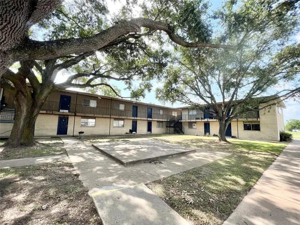 $775 | 201 South Kaysie Street, Unit 17, Angleton, TX 77515