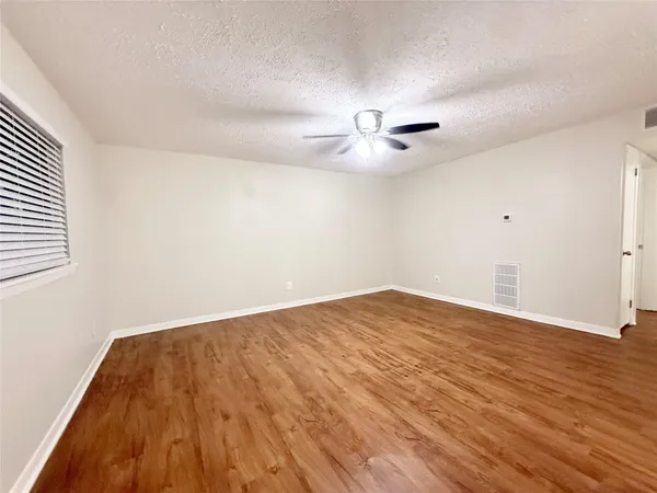 $775 | 201 South Kaysie Street, Unit 17, Angleton, TX 77515
