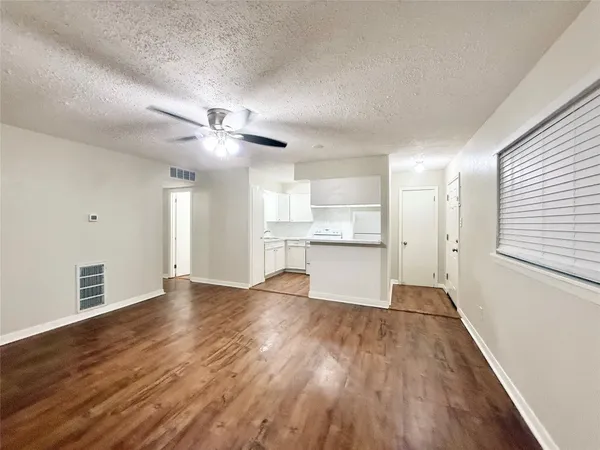 $775 | 201 South Kaysie Street, Unit 17, Angleton, TX 77515