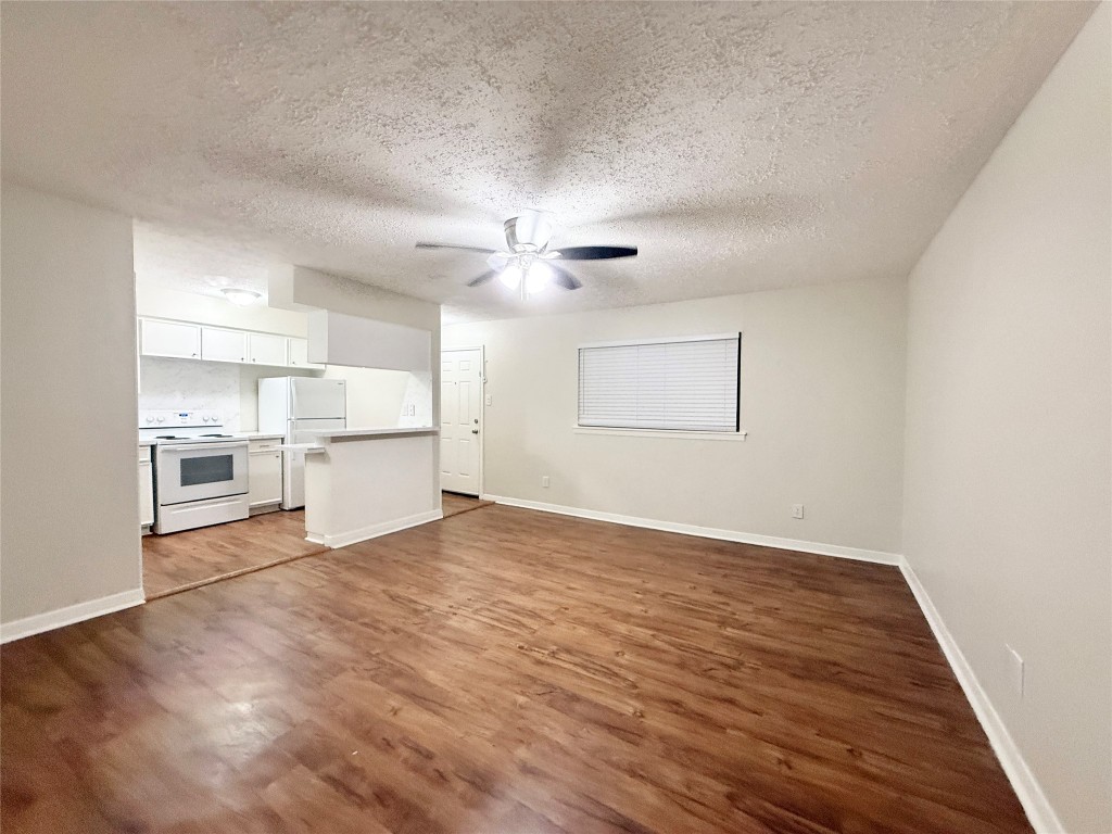 201 South Kaysie Street, Unit 17 Angleton, TX 77515 - Photo 5 of 18
