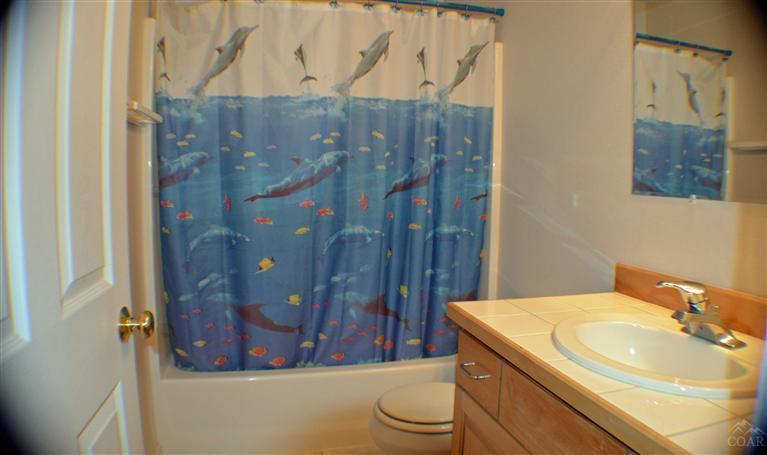 19767 Buck Canyon Road Bend, OR 97702 - Photo 9 of 11 Shared bathroom upstairs