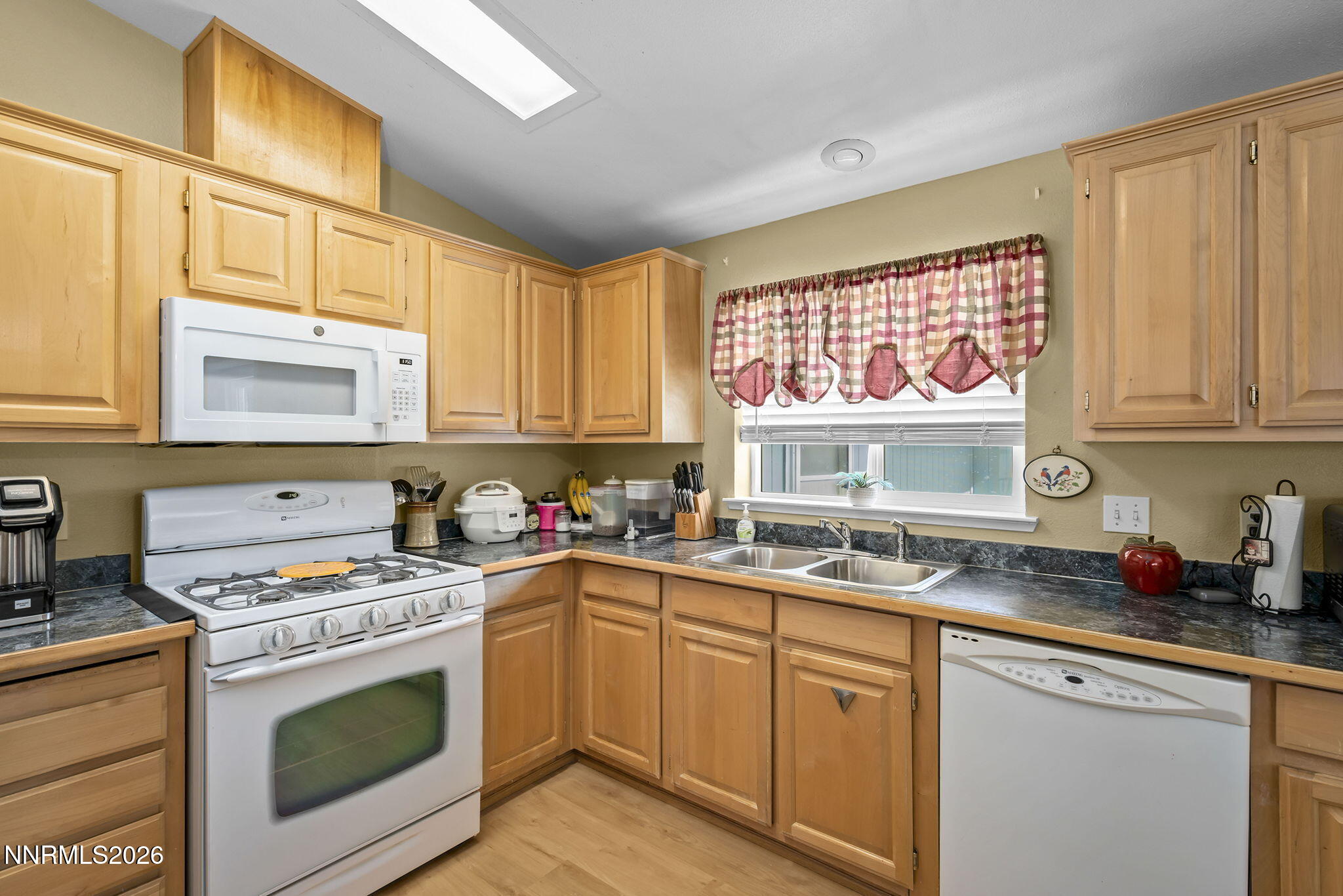 7651 Diamond Pointe Way Reno, NV 89506 - Photo 7 of 20 10-web-or-mls-_DSC0386