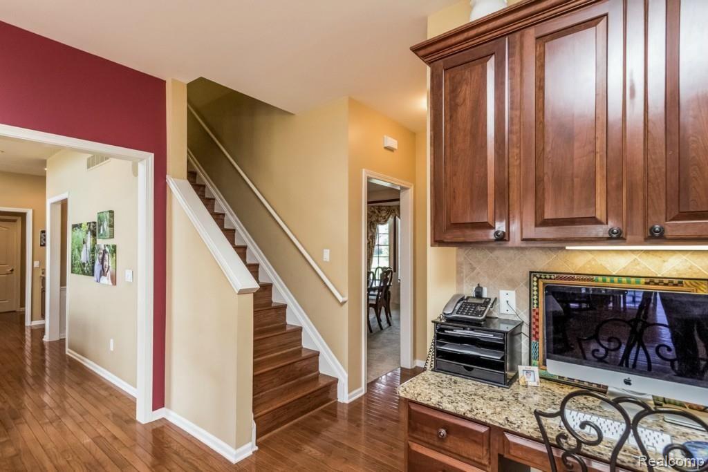 1046 Miners Run Rochester, MI 48306 - Photo 17 of 74 017-Kitchen-1841994-medium.jpg