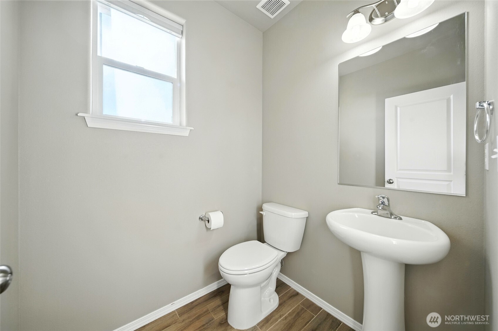 110 Shane Porter Road Walla Walla, WA 99362 - Photo 14 of 40 a bathroom with a toilet sink and mirror