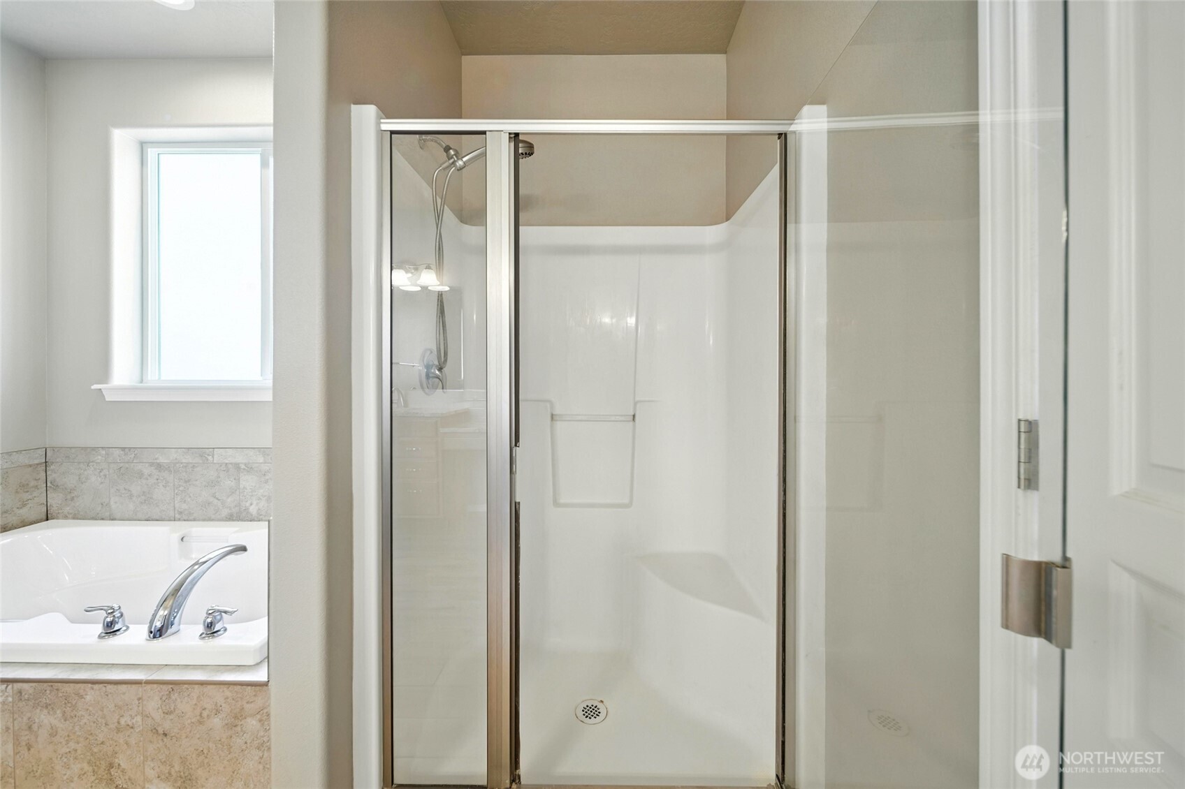 110 Shane Porter Road Walla Walla, WA 99362 - Photo 26 of 40 a bathroom with a bathtub and a shower