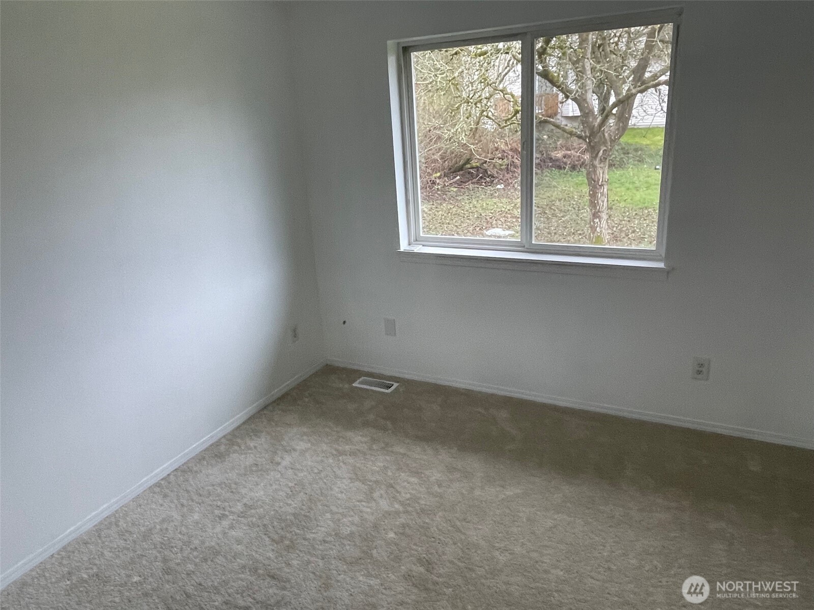 610 Rose Way Everett, WA 98203 - Photo 14 of 21 an empty room with a window