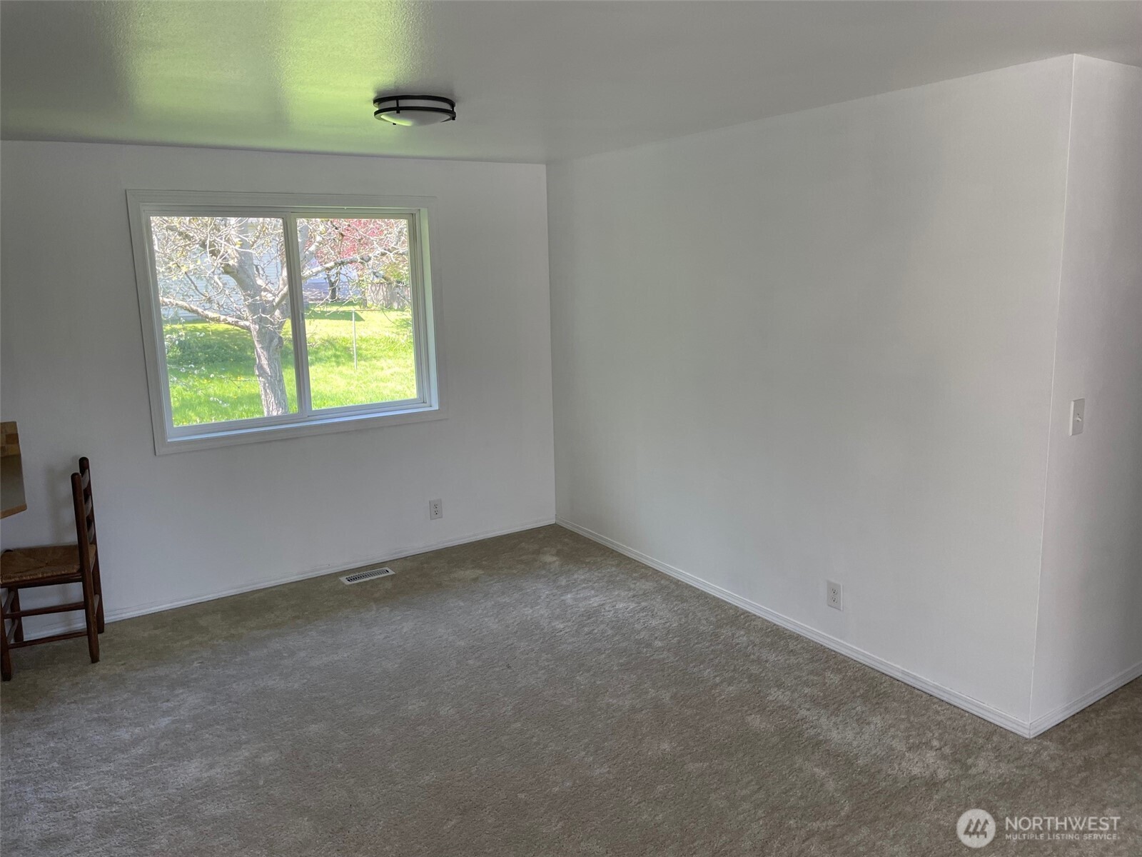 610 Rose Way Everett, WA 98203 - Photo 17 of 21 an empty room with a window
