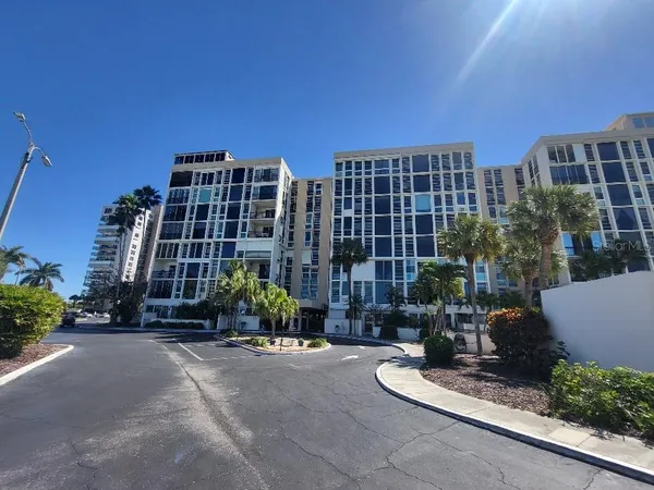 $2,000 | 7400 Sun Island Drive South, Unit 205, South Pasadena, FL 33707
