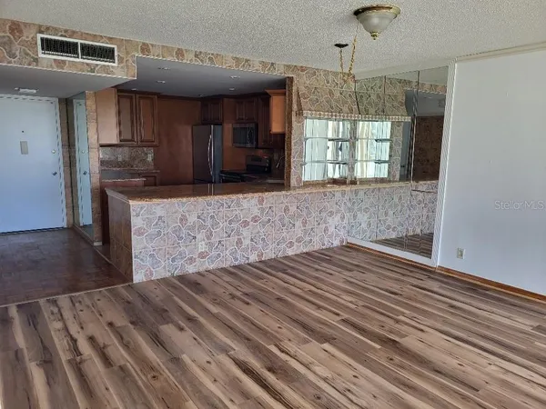 $2,000 | 7400 Sun Island Drive South, Unit 205, South Pasadena, FL 33707