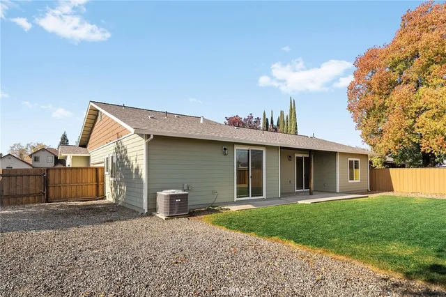 a view of a backyard