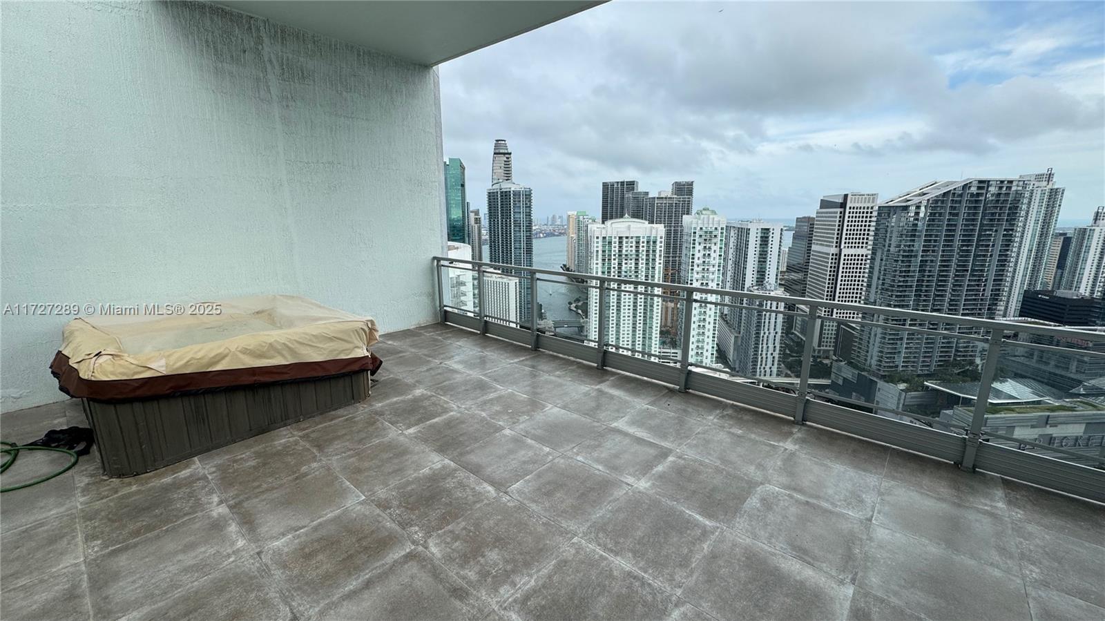 90 Southwest 3rd Street, Unit PH17 Miami, FL 33130 - Photo 15 of 64 3er FLOOR W/ JACUZZI