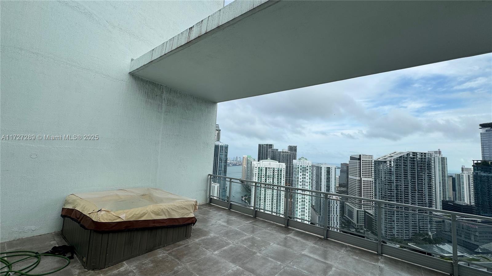 90 Southwest 3rd Street, Unit PH17 Miami, FL 33130 - Photo 16 of 64 3er LEVEL W/JACUZZI
