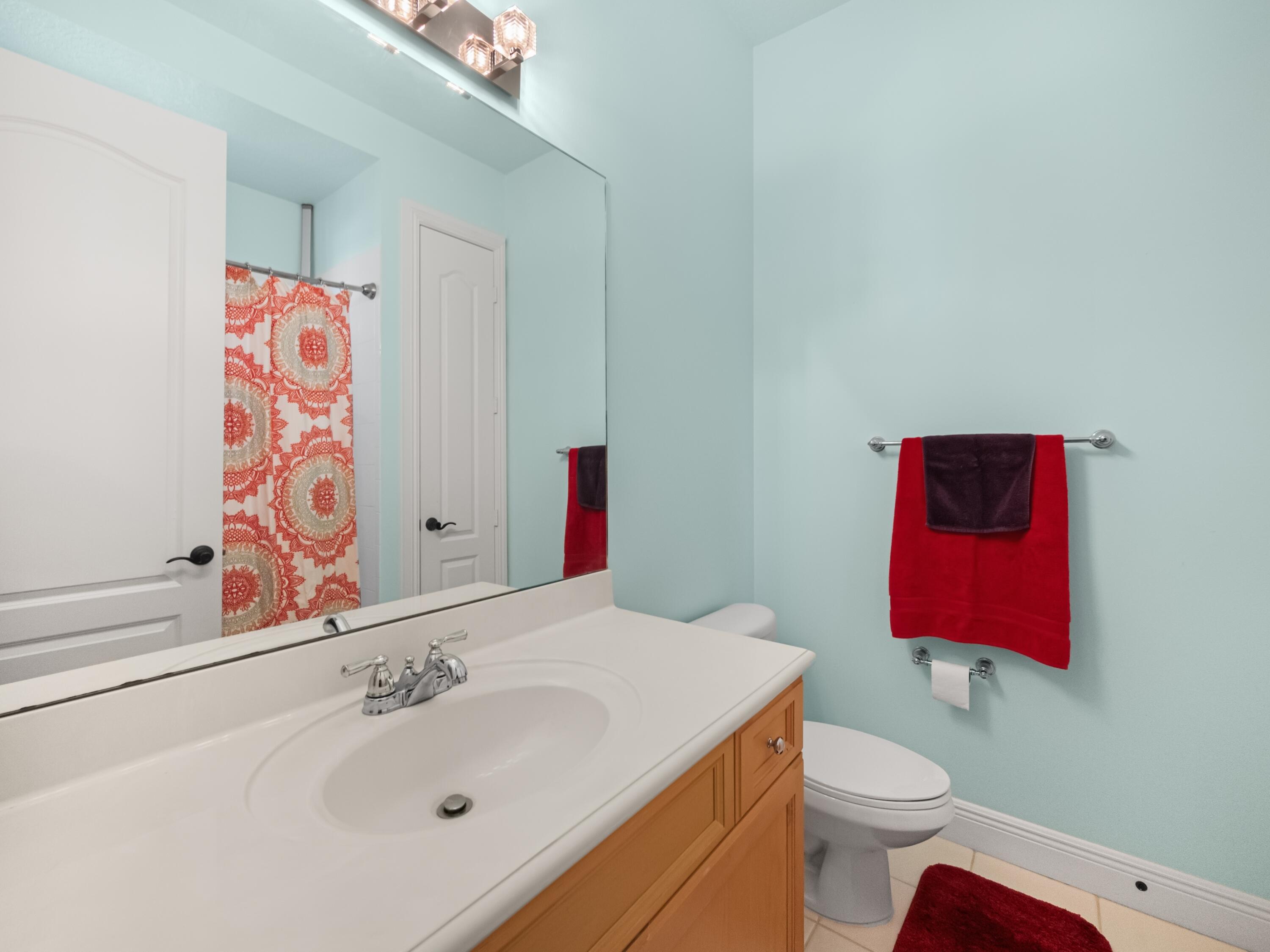 137 Inkberry Drive Jupiter, FL 33458 - Photo 19 of 39 Guest Bathroom 1