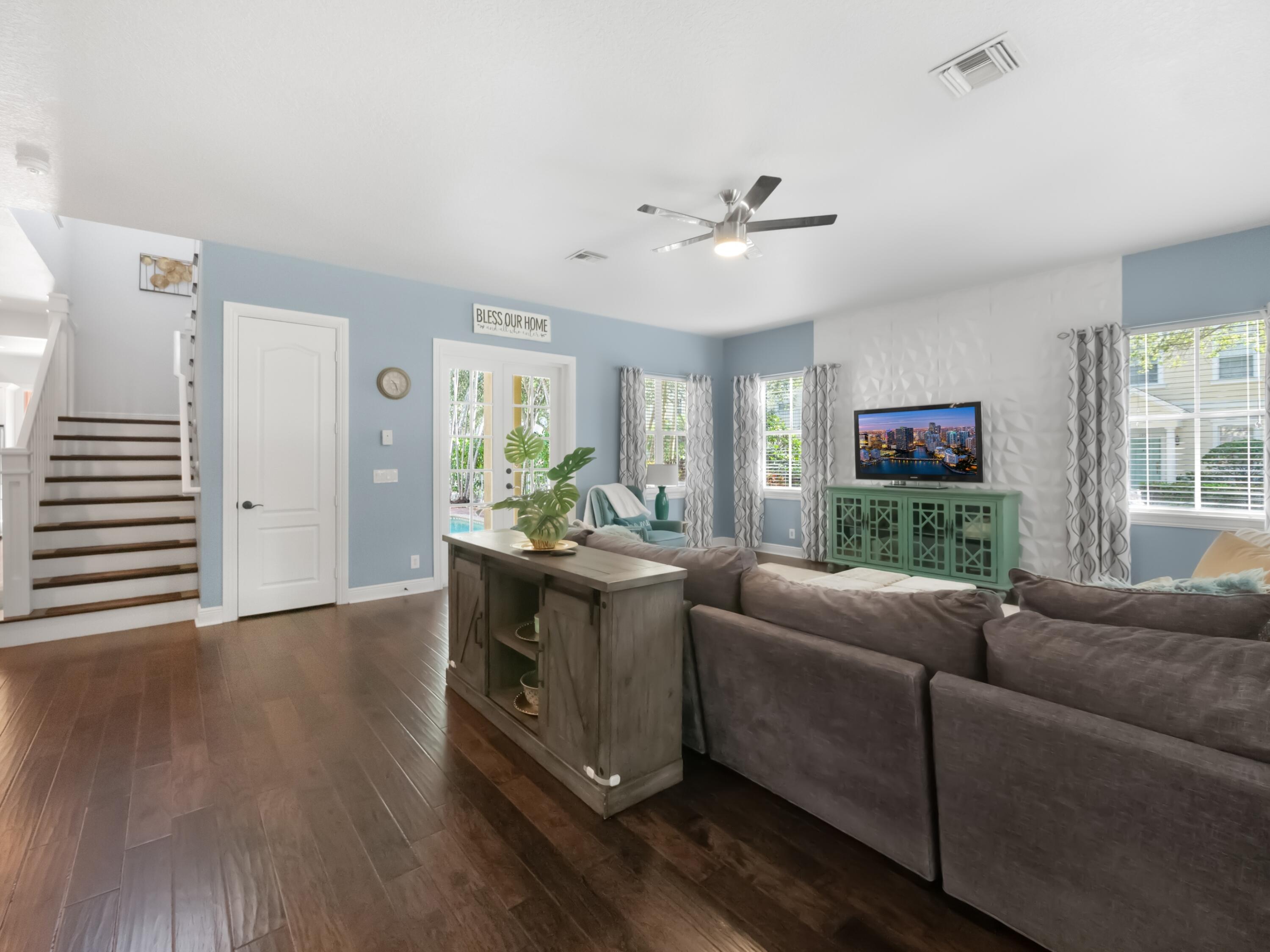 137 Inkberry Drive Jupiter, FL 33458 - Photo 5 of 39 Living Room