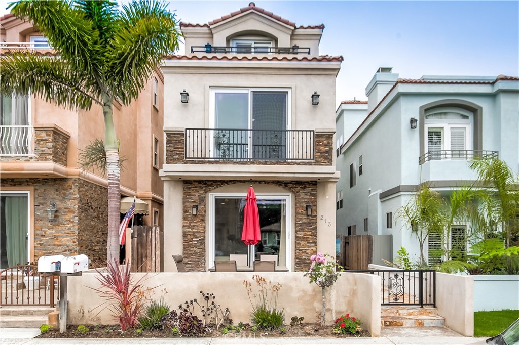 213 Baltimore Avenue Huntington Beach, CA 92648 - Photo 2 of 50 front view of a house