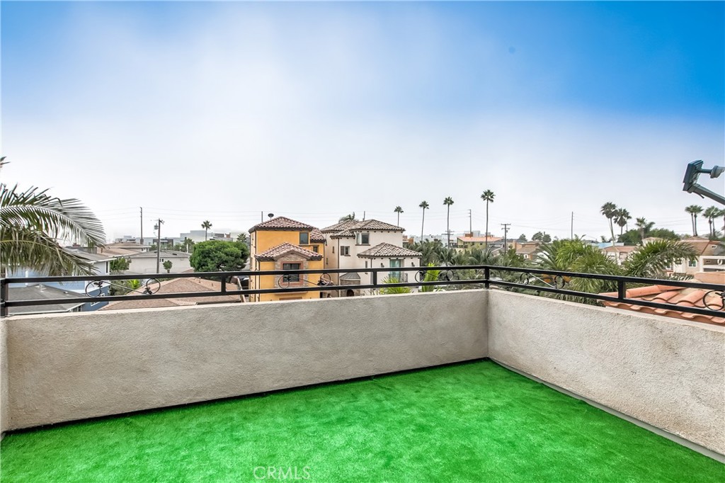 213 Baltimore Avenue Huntington Beach, CA 92648 - Photo 49 of 50 a view of a terrace with skyline