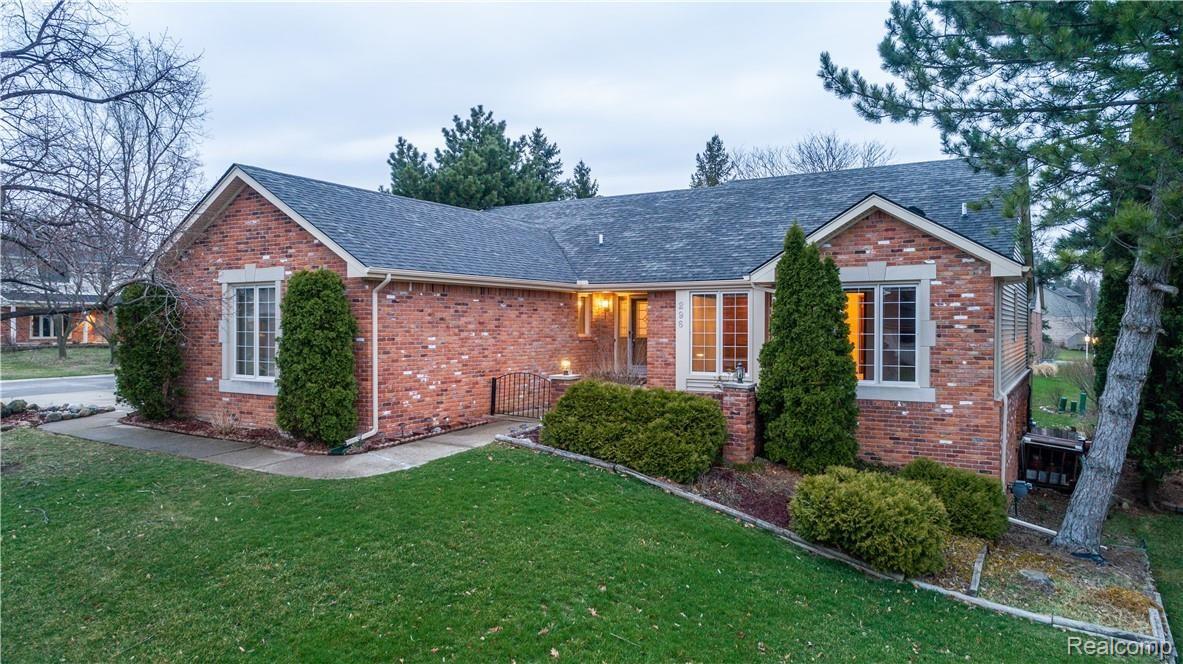 296 Pepper Tree Lane Rochester, MI 48309 - Photo 3 of 38 296 Pepper Tree-101.jpg