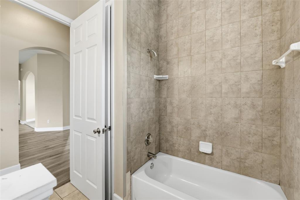 609 Renner Road Port Orange, FL 32127 - Photo 27 of 37 a bathroom with a bathtub