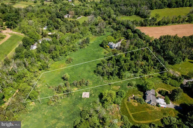 a view of a tennis court