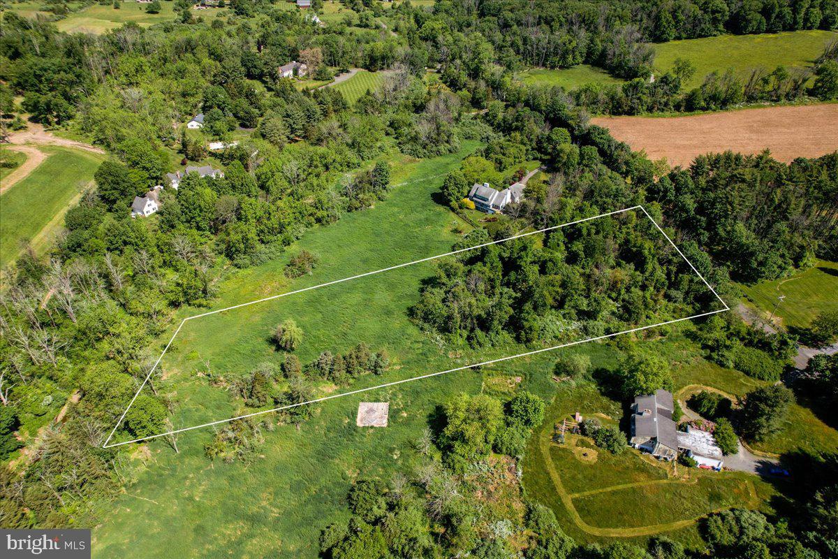 a view of a tennis court
