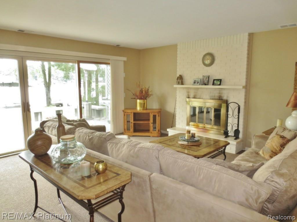 5923 Mabley Hill Road Fenton, MI 48430 - Photo 5 of 13 Family Room 2.jpg