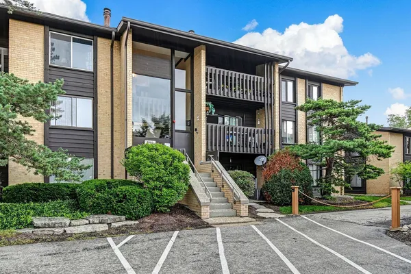 $1,600 | 6182 Pinewood Court, Unit 107, Willowbrook, IL 60527