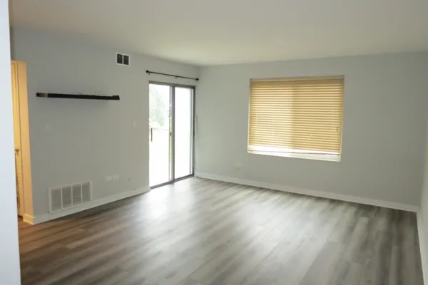 $1,600 | 6182 Pinewood Court, Unit 107, Willowbrook, IL 60527