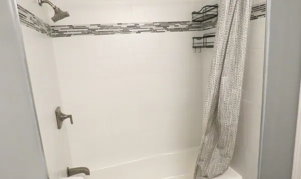 $1,600 | 6182 Pinewood Court, Unit 107, Willowbrook, IL 60527