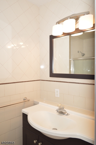 89 Forsythia Lane, Unit A Paramus, NJ 07652 - Photo 10 of 20 a bathroom with a sink and a bathtub