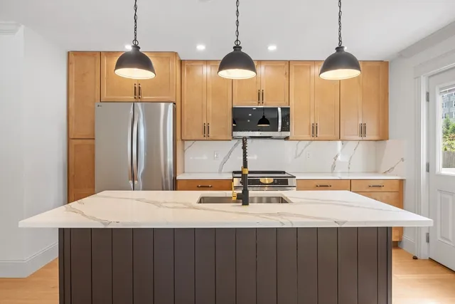 $699,000 | 9 Swan Street, Unit 3, Beverly, MA 01915