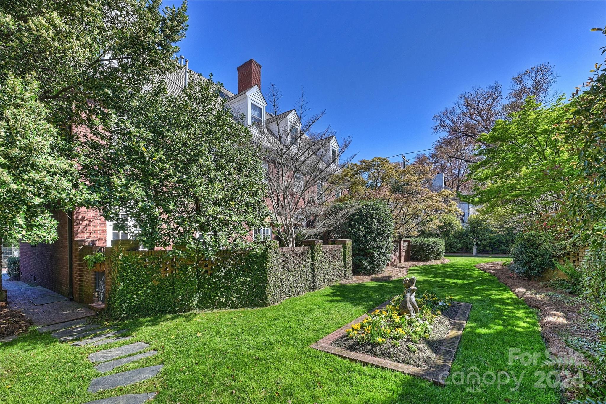 1905 Queens Road Charlotte, NC 28207 - Photo 37 of 44 a view of a backyard with large trees