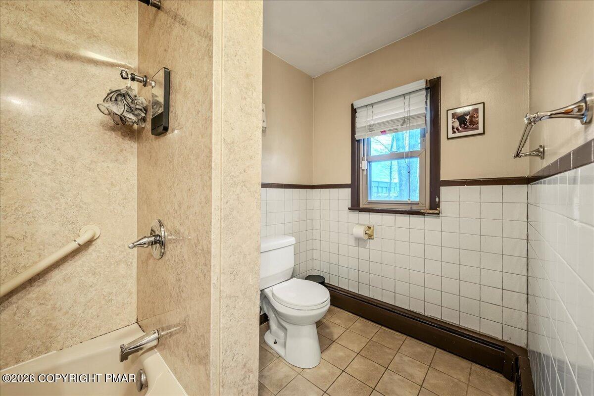 159 Summit Avenue Pocono Summit, PA 18346 - Photo 13 of 21 a bathroom with a toilet sink and a mirror