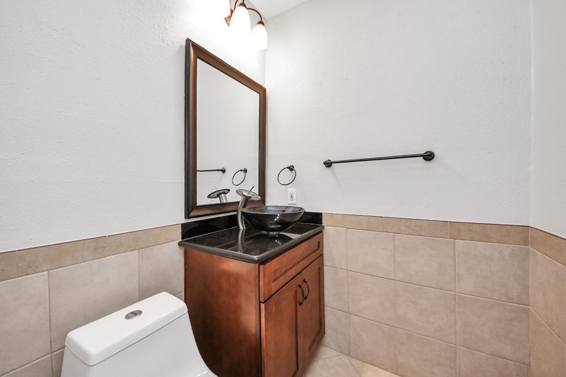 2468 Bering Drive Houston, TX 77057 - Photo 13 of 30 Convenient half bath located on the main level for guests and everyday use.