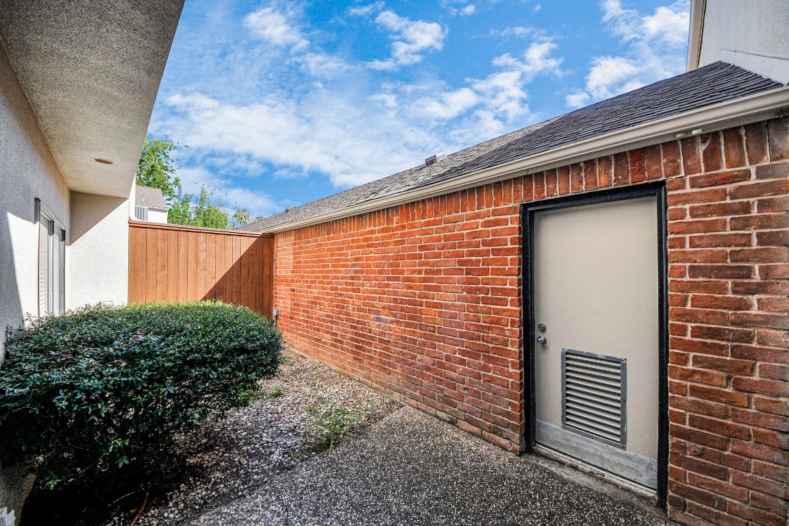 2468 Bering Drive Houston, TX 77057 - Photo 28 of 30 Low-maintenance outdoor space.