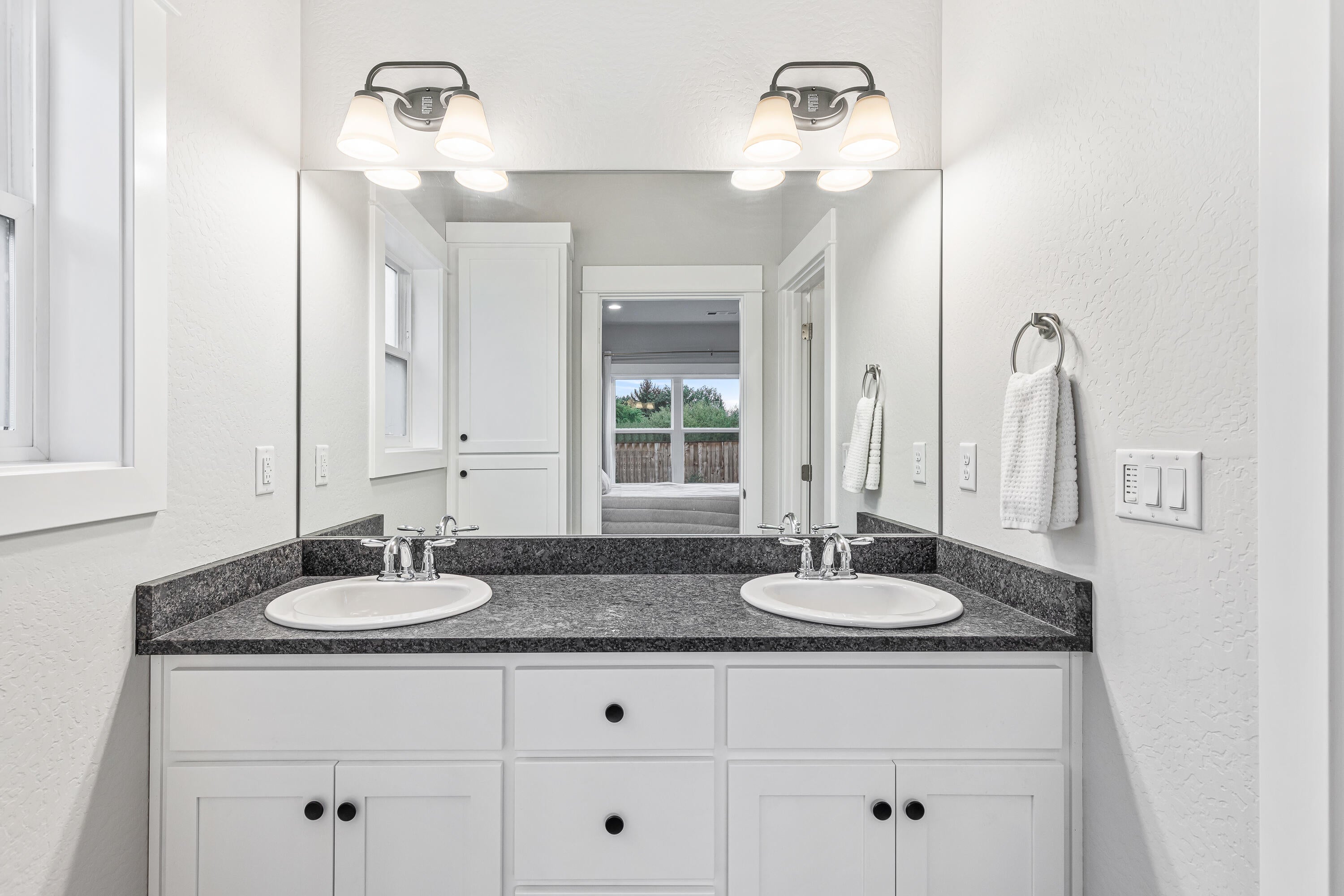 333 Cheney Loop Central Point, OR 97502 - Photo 17 of 34 9R9A5162