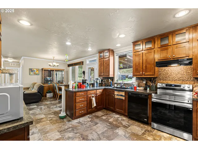 $300,000 | 22170 Tiller Trail Highway, Days Creek, OR 97429