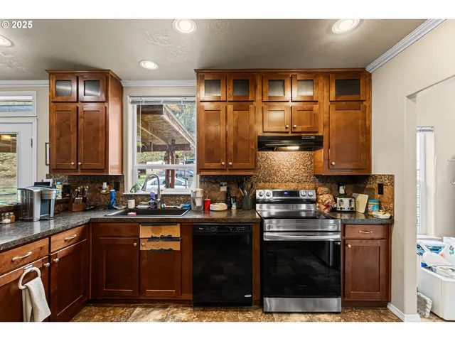 $300,000 | 22170 Tiller Trail Highway, Days Creek, OR 97429