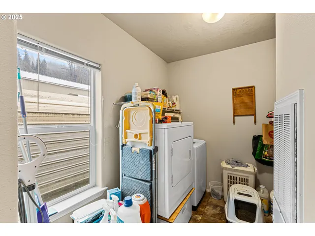 $300,000 | 22170 Tiller Trail Highway, Days Creek, OR 97429