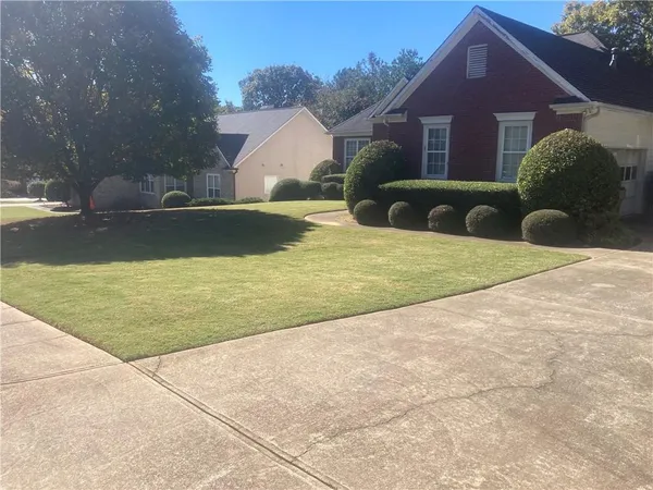 a view of a yard in front of a house