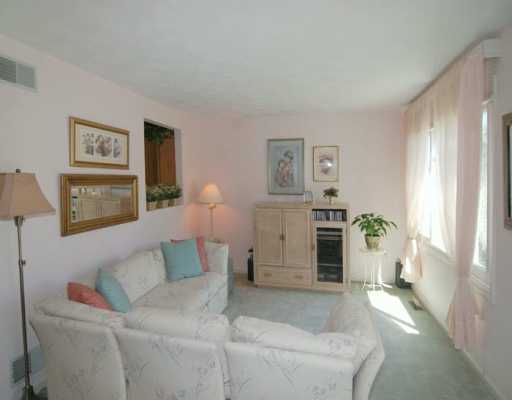 9 Caddy Rock Road, Unit 9B North Kingstown, RI 02852 - Photo 5 of 8 Den/Family/Great Room.