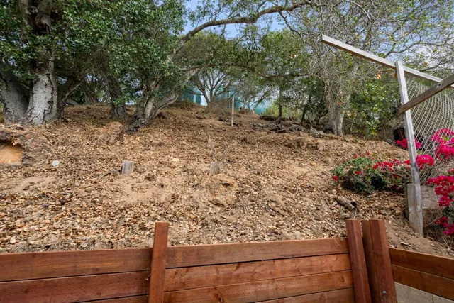 a view of a house with backyard
