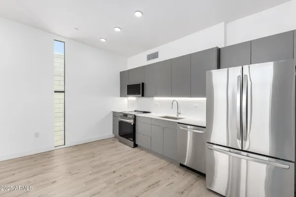 $1,999 | 531 East Willetta Street, Unit 102, Phoenix, AZ 85004