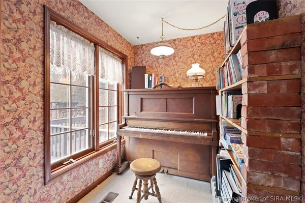 $849,900 | 925 West Oakwood Lane, Paoli, IN 47454