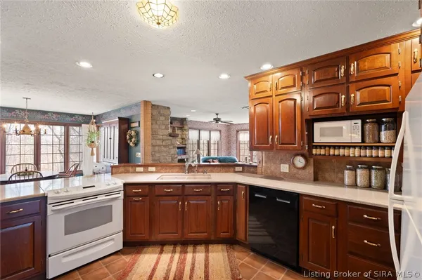 $849,900 | 925 West Oakwood Lane, Paoli, IN 47454