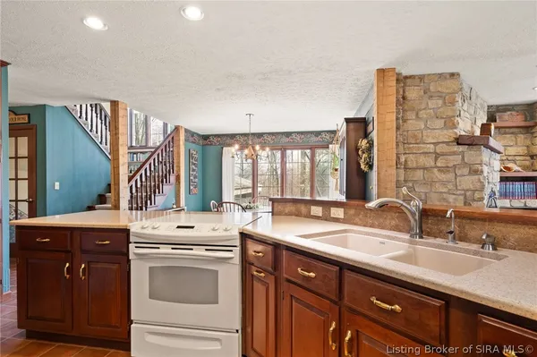 $849,900 | 925 West Oakwood Lane, Paoli, IN 47454