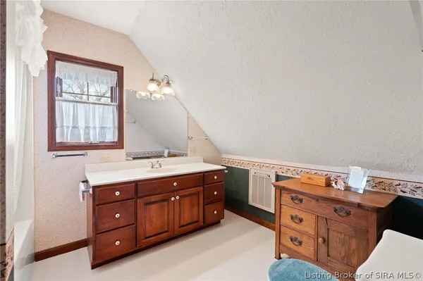 $849,900 | 925 West Oakwood Lane, Paoli, IN 47454