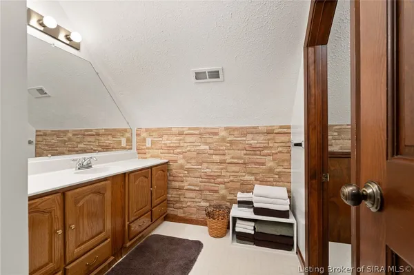 $849,900 | 925 West Oakwood Lane, Paoli, IN 47454